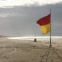 Sur la plage, le drapeau.