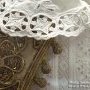 Broderie d'or fin.