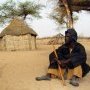 Hutte et Homme Peul.