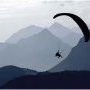 Parapente sur fonds bleus