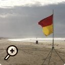 photo : Sur la plage, le drapeau.